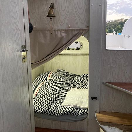 Bateau-Gite Sur Le Halage De La Mayenne L'Huisserie Eksteriør billede