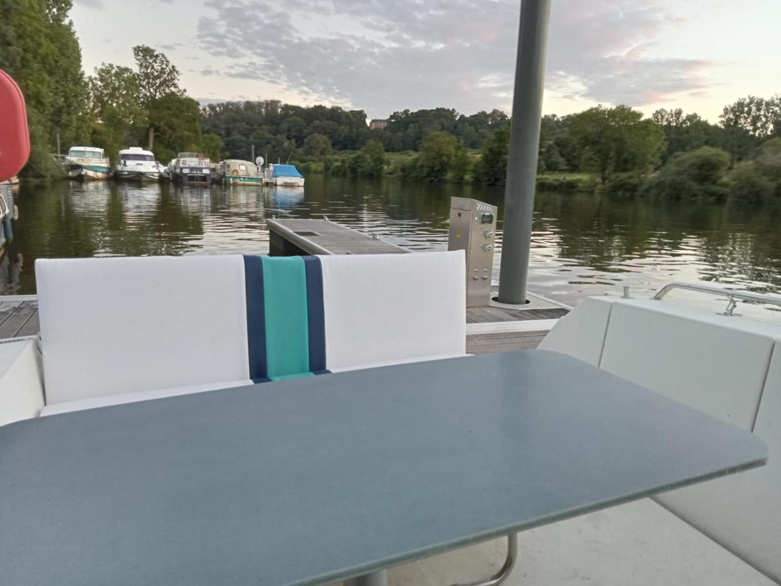 Bateau-Gite Sur Le Halage De La Mayenne L'Huisserie Eksteriør billede