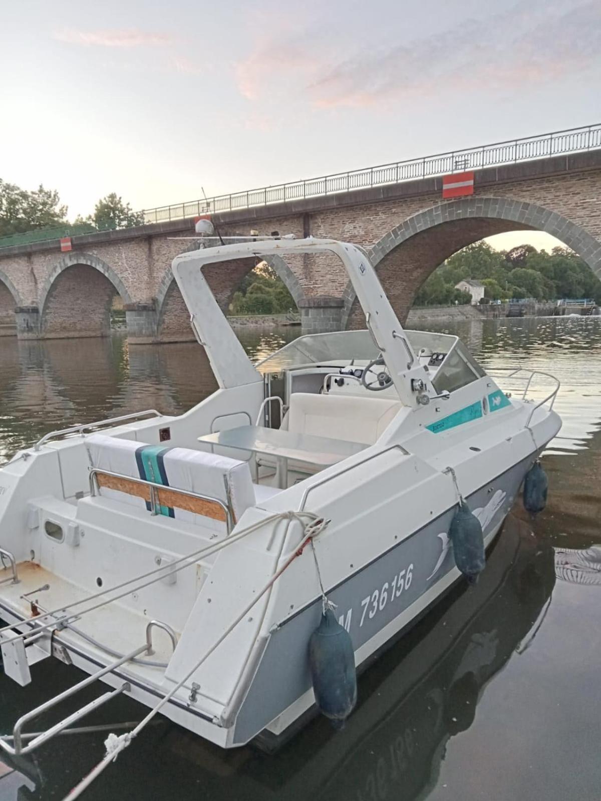 Bateau-Gite Sur Le Halage De La Mayenne L'Huisserie Eksteriør billede